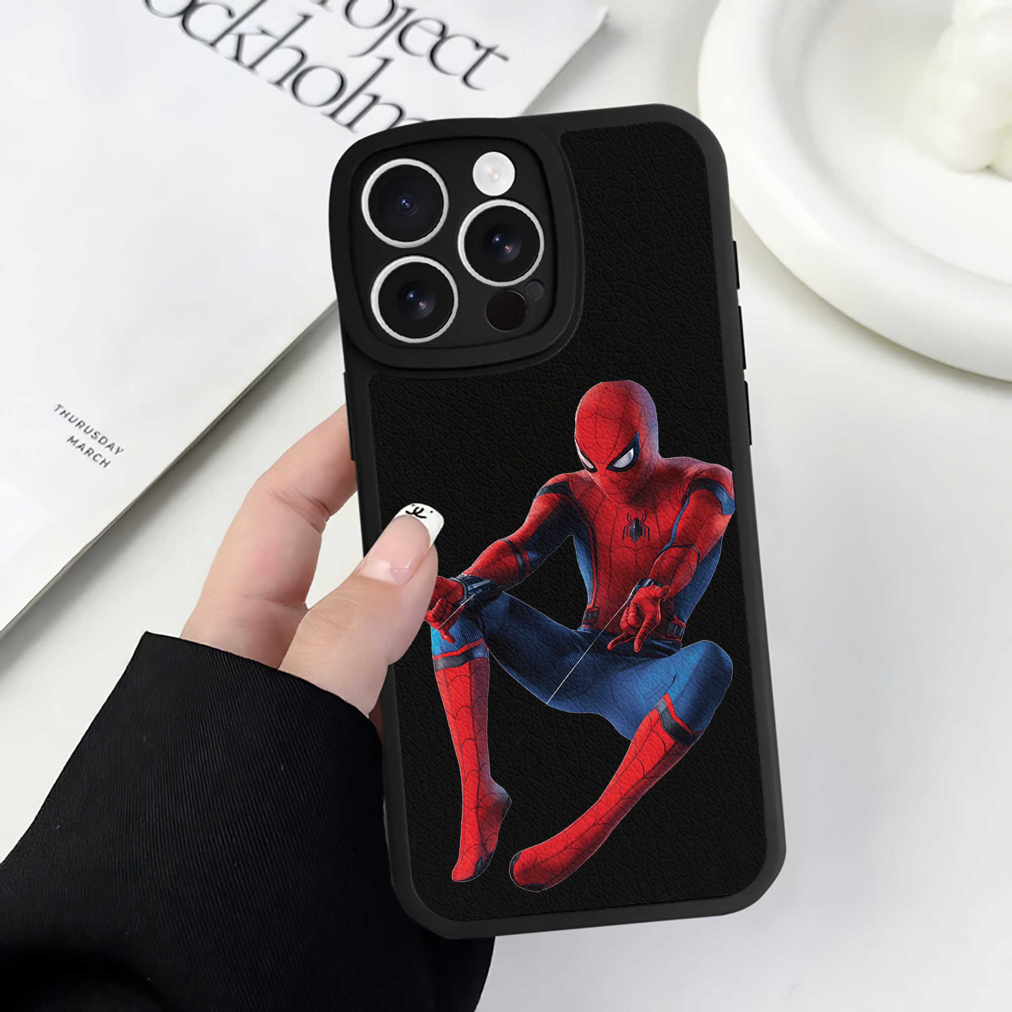 Spider Man スパイダーマン 【iPhone 16シリーズ対応】シリコンスマホケース（レザー調） 材質：シリコン